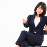 自慢話するスーツの女性